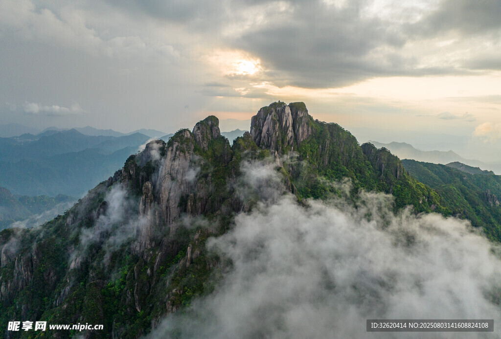 云雾缭绕的壮丽山峰
