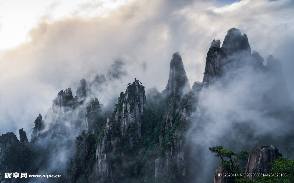 云雾缭绕的壮丽山峰