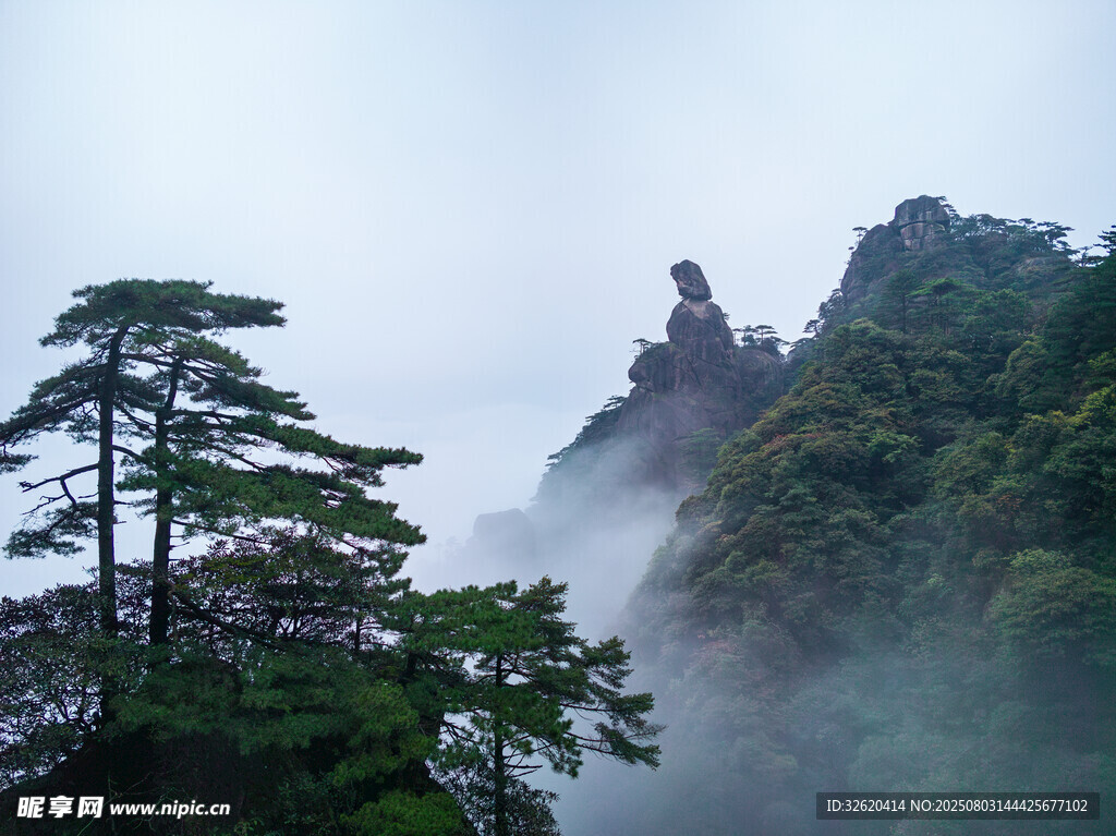 云雾缭绕的山间景致