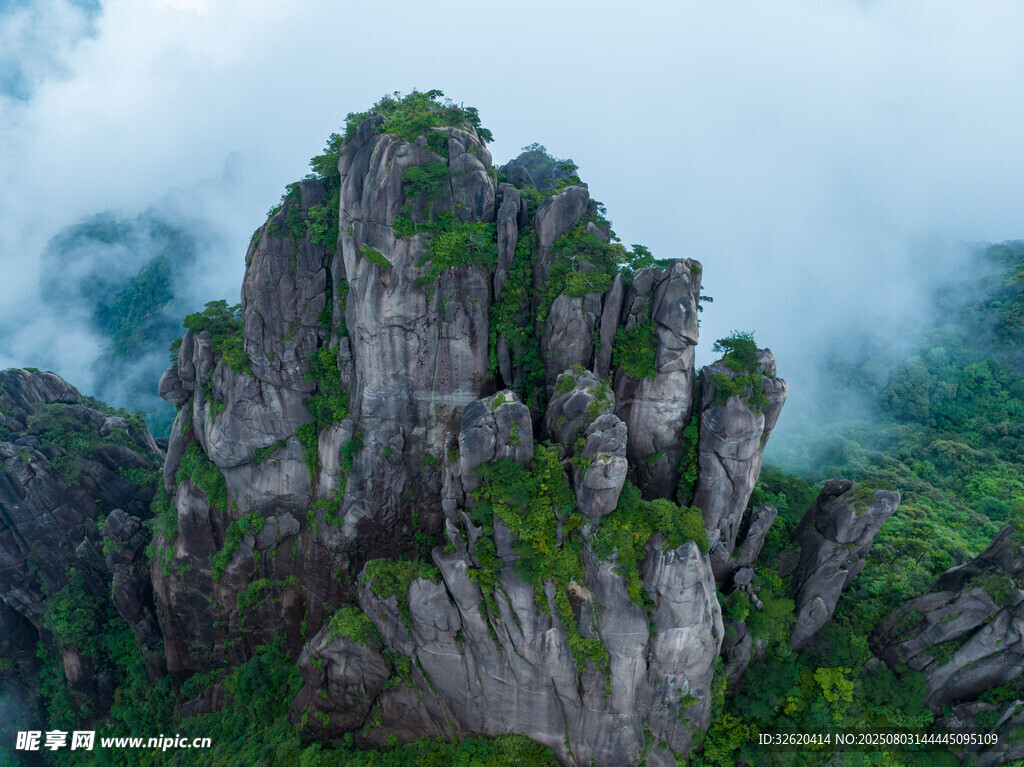 云雾缭绕的险峻山峰