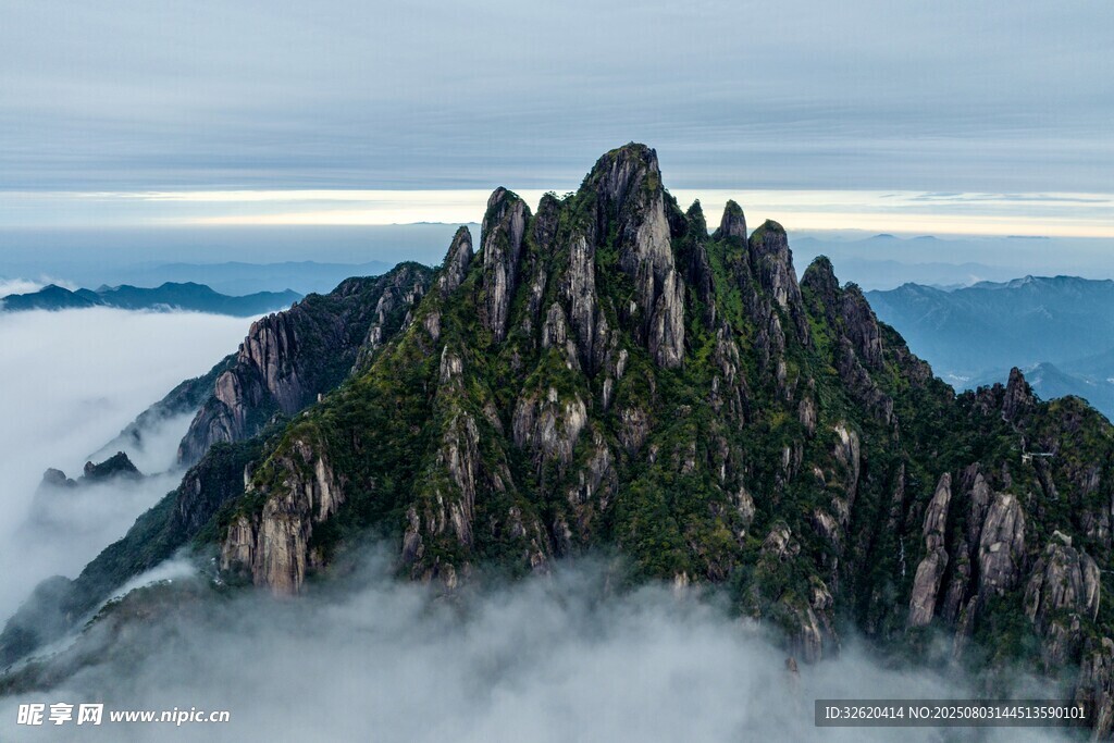 云雾缭绕的巍峨山峰