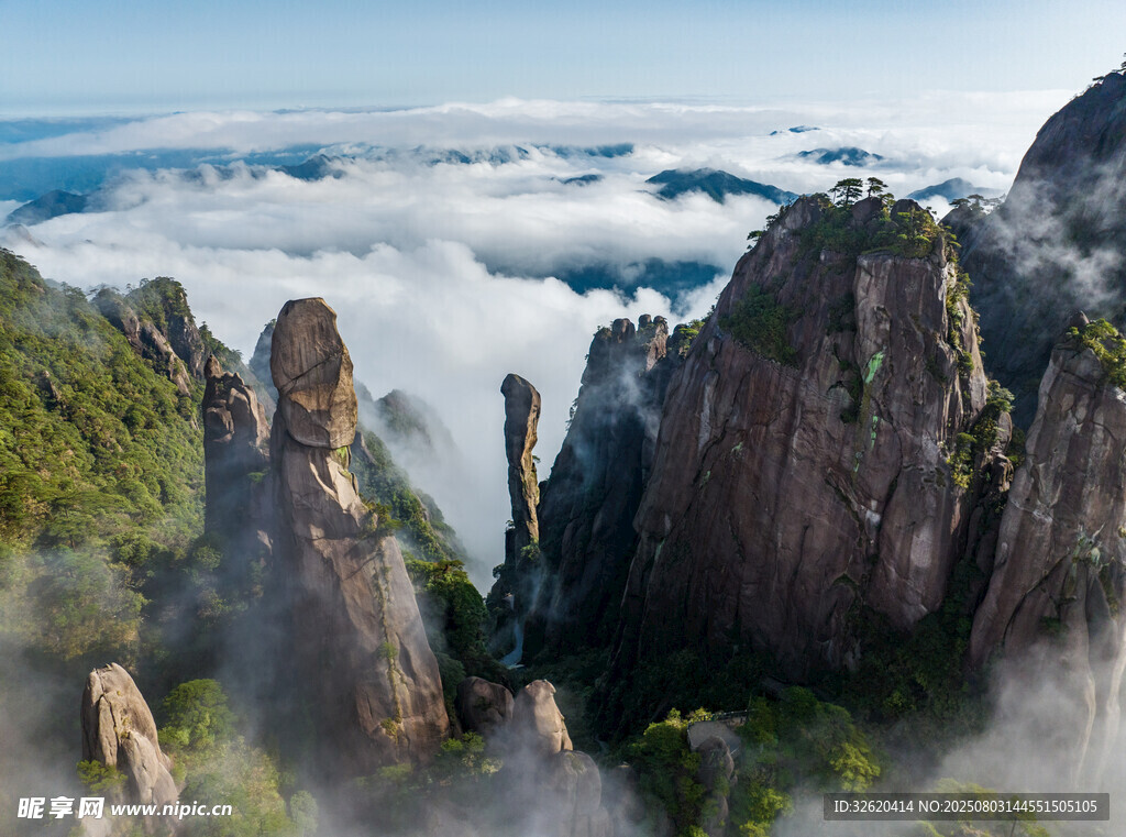 云雾缭绕的壮丽奇峻山峰