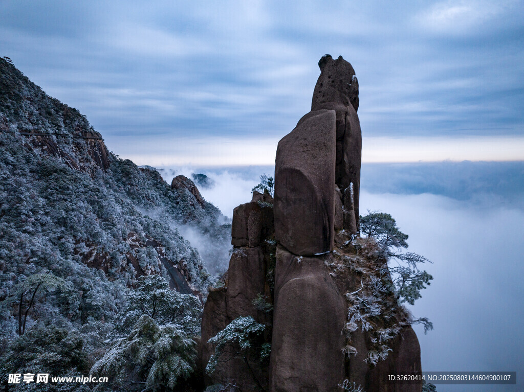 雪覆奇峰 云雾缭绕之景