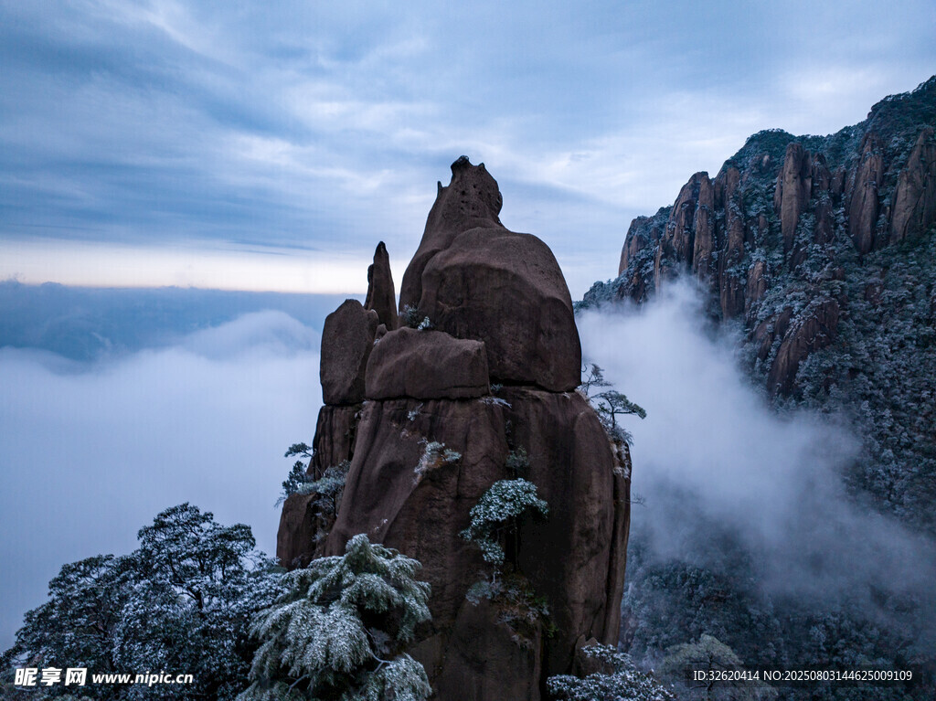 云雾缭绕的险峻山峰景观