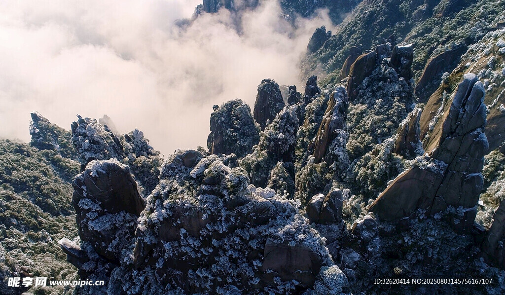 云雾缭绕的嶙峋山峰