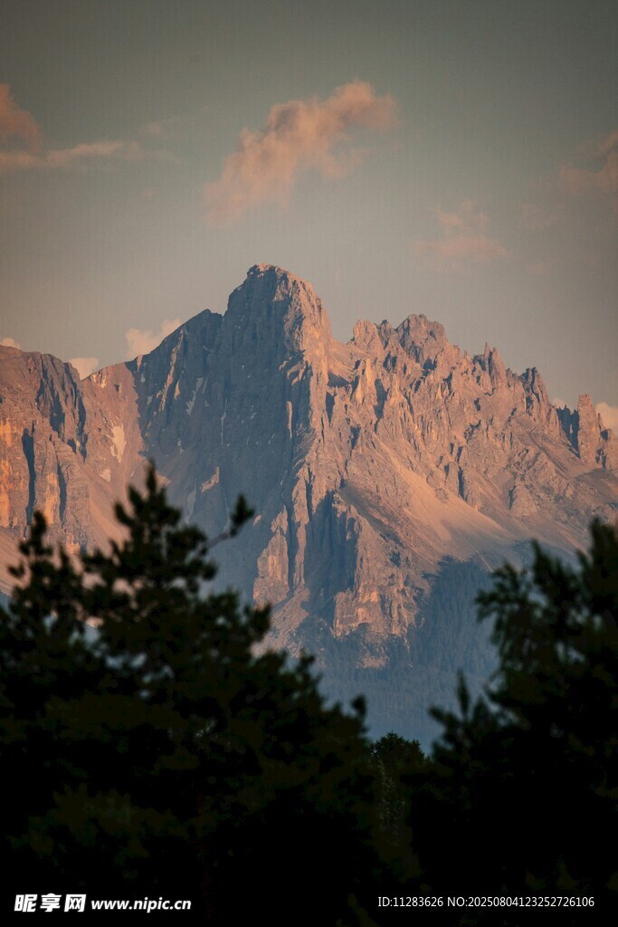 夕阳下的壮丽山峰