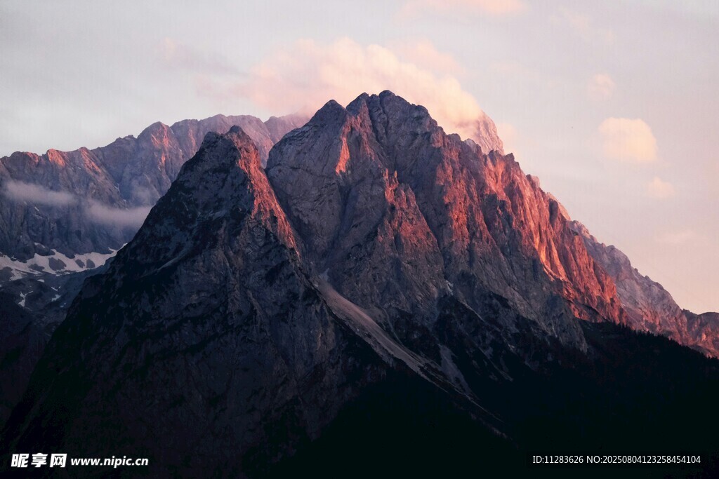 夕阳下壮丽的巍峨山峰