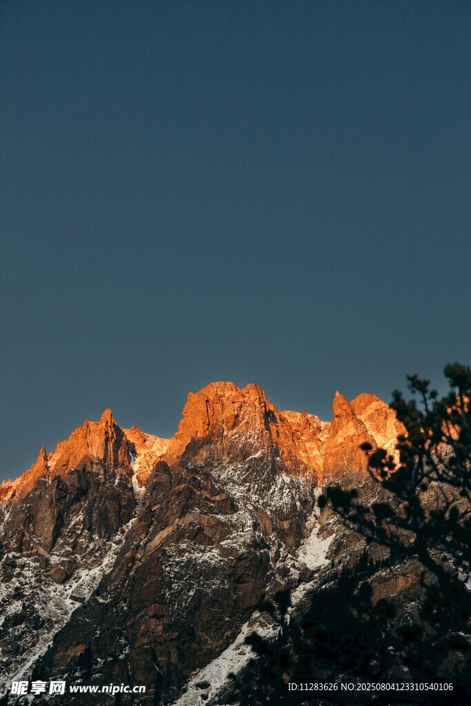 夕阳下的壮丽雪山峰顶
