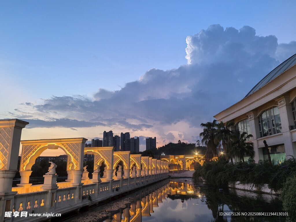 河畔建筑黄昏美景