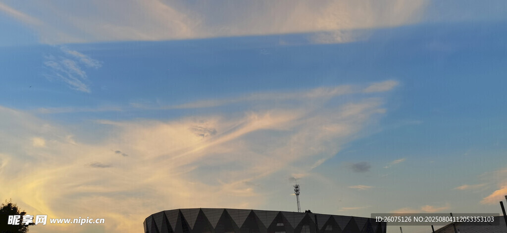黄昏下的体育场天际线