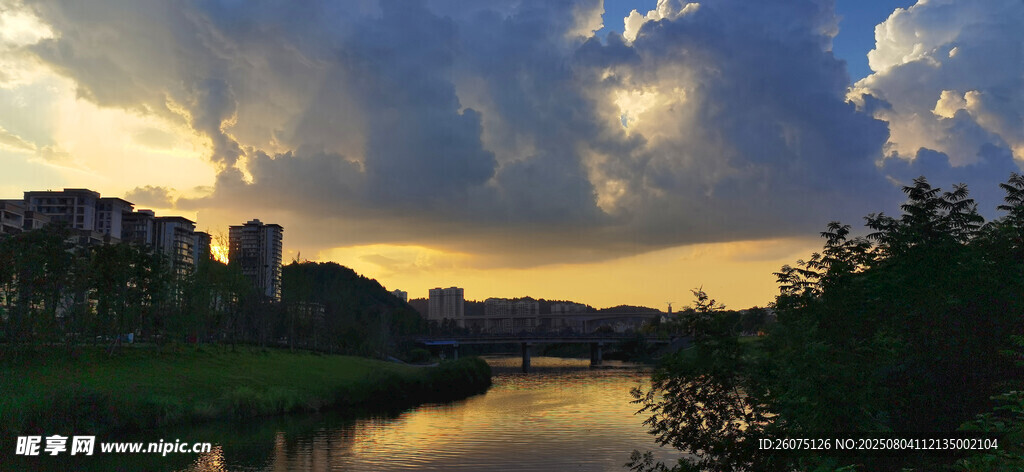 城市河畔黄昏美景