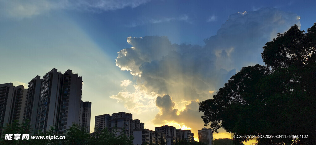 城市黄昏金色阳光穿透云层美景