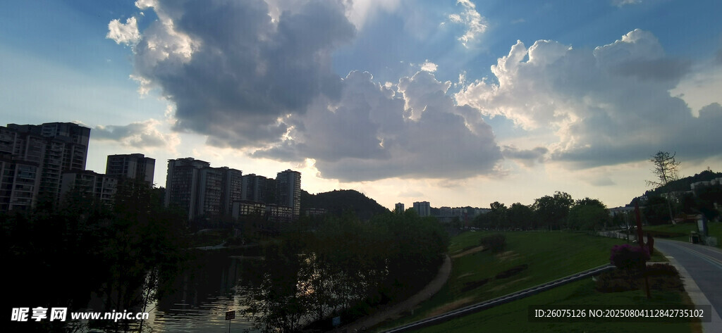 河畔天空风景