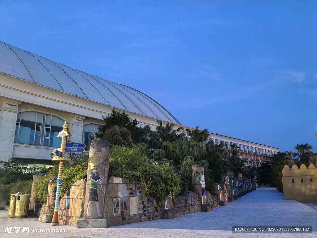 现代风格建筑与绿植景观