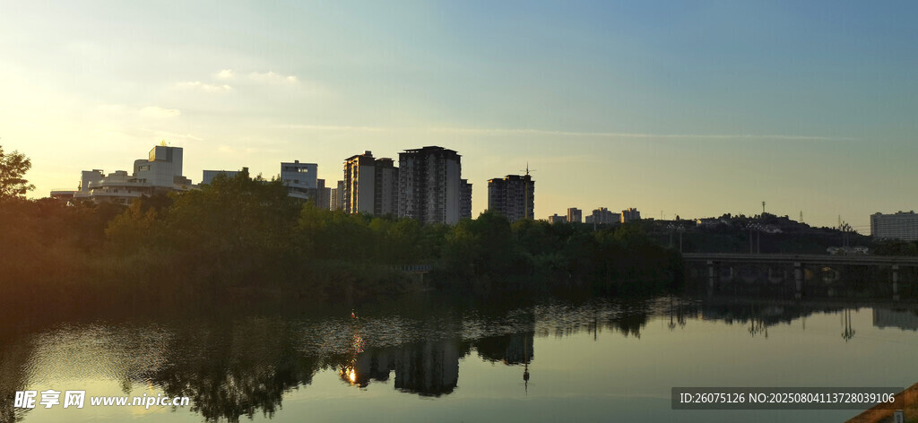 湖畔城市黄昏美景