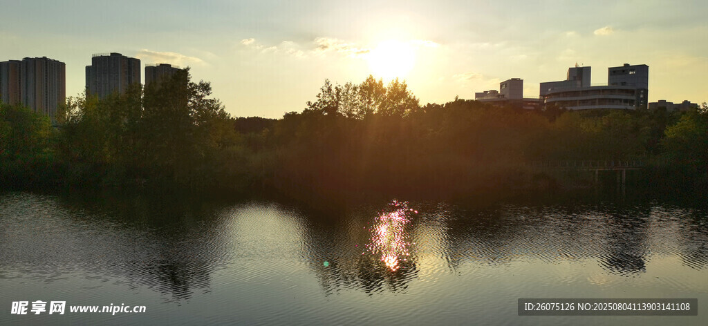 夕阳下的城市湖畔美景