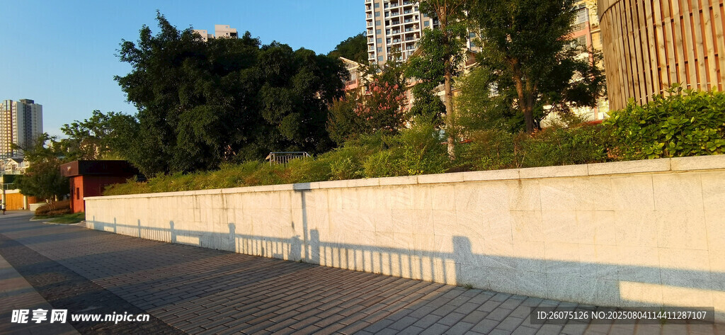 城市路边空白花坛围墙风景