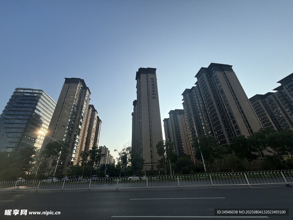 城市高楼林立的宽阔街道