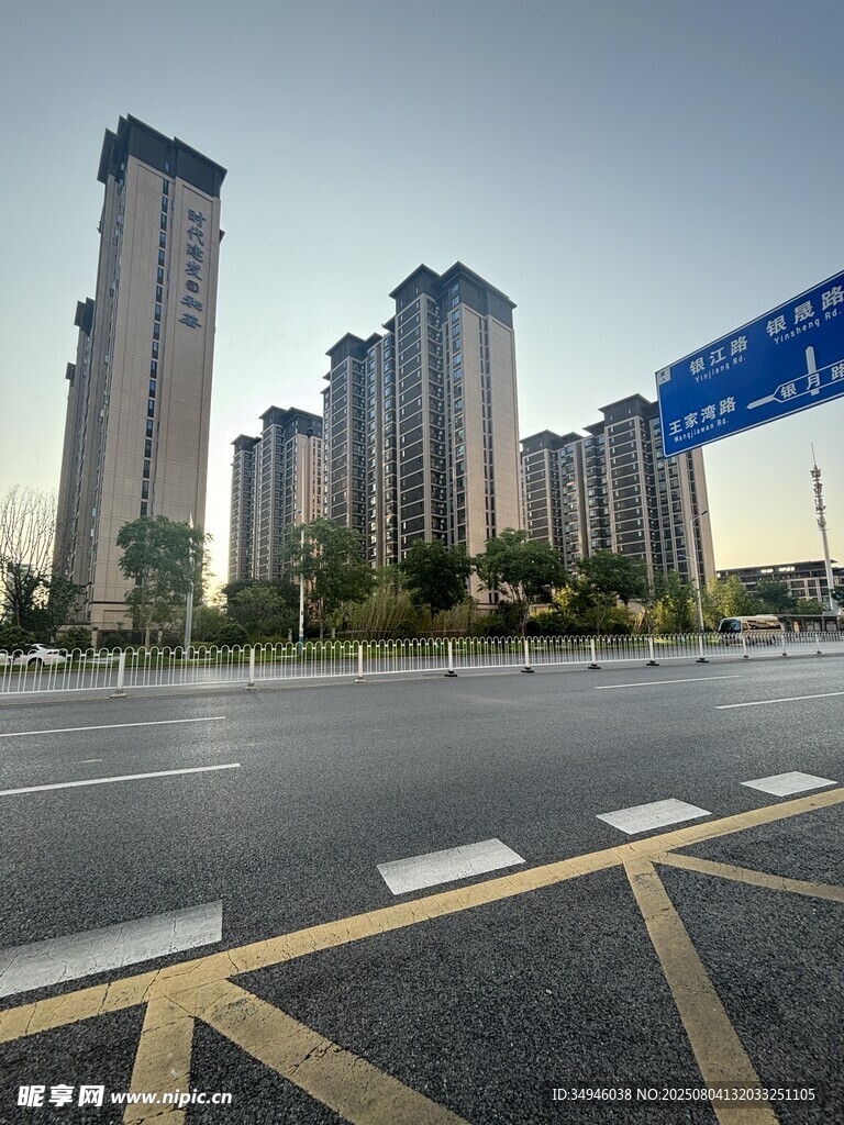 城市道路旁的高楼景观
