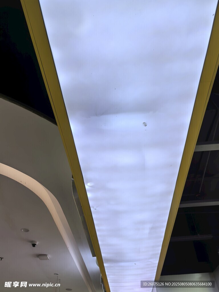现代建筑内的明亮灯光通道