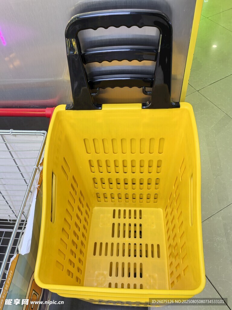黄色塑料购物篮特写