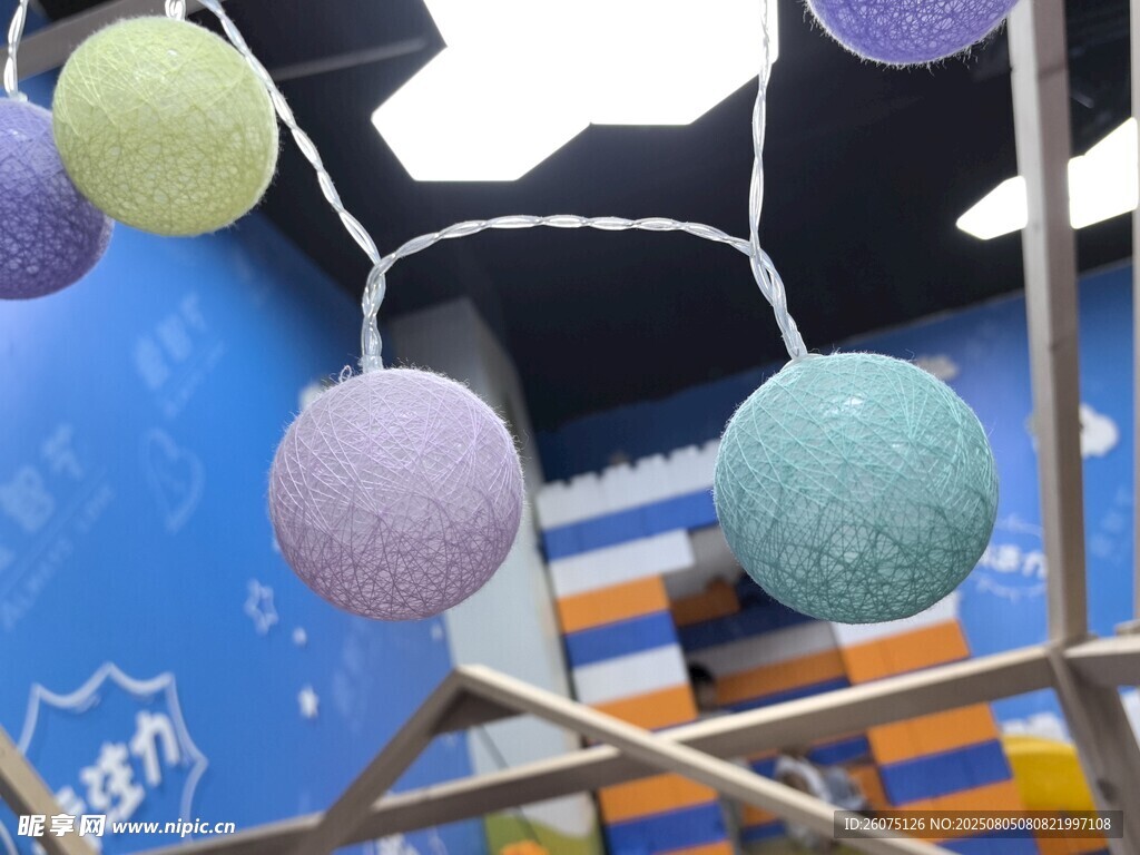 彩色圆球装饰悬挂场景