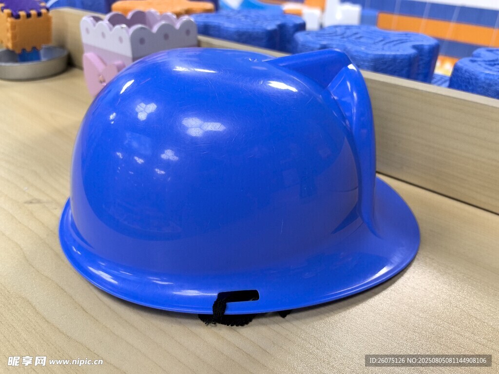 儿童蓝色安全帽特写