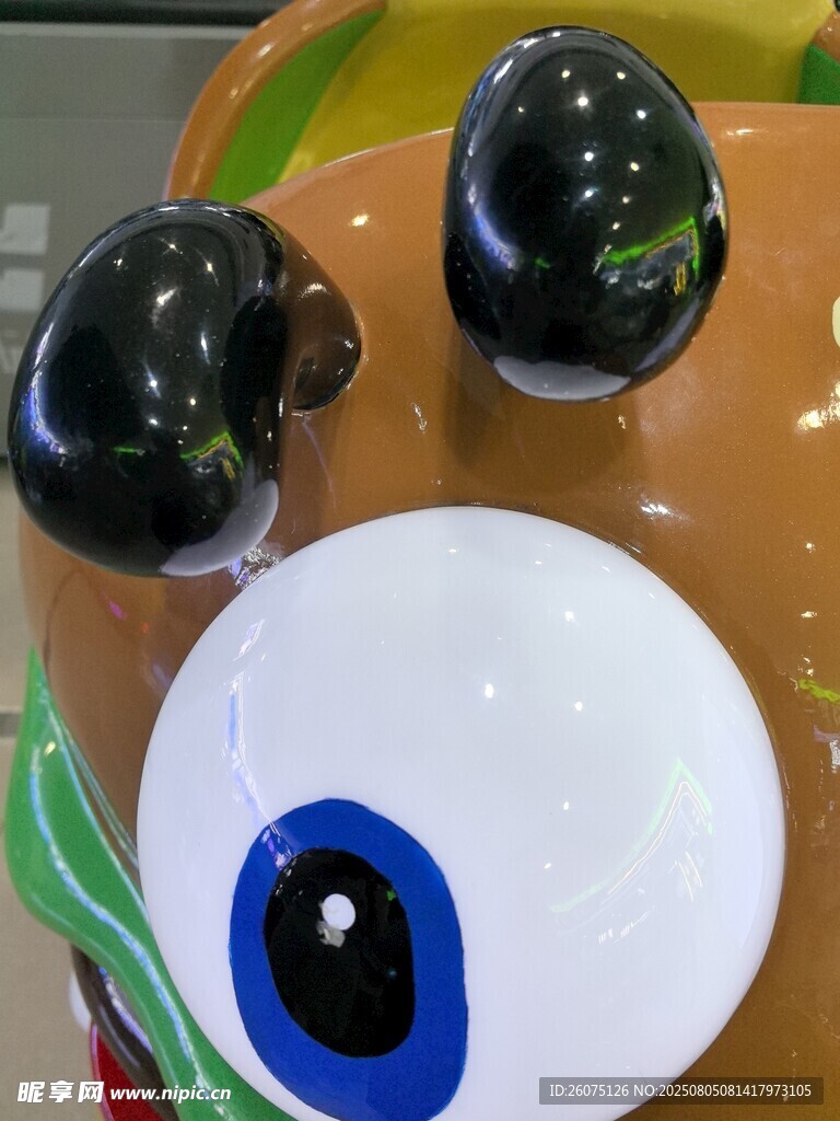 逼真眼球与黑色物件摆件