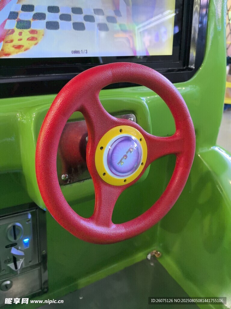 儿童玩具车的红色方向盘