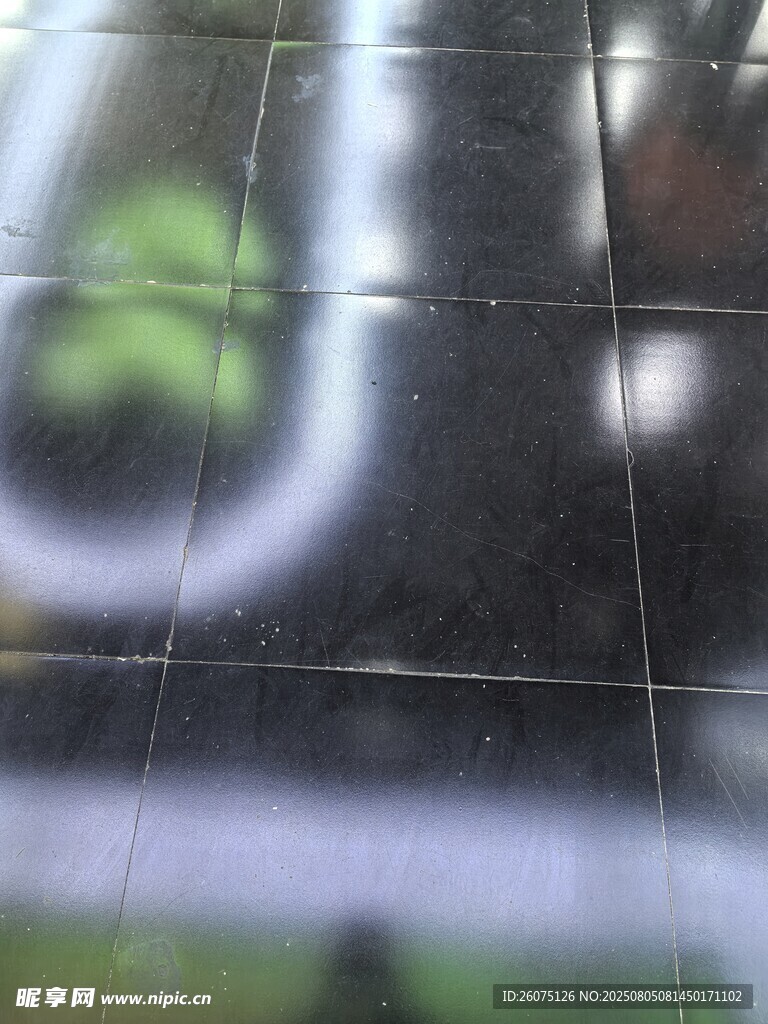 黑色瓷砖地面近景特写