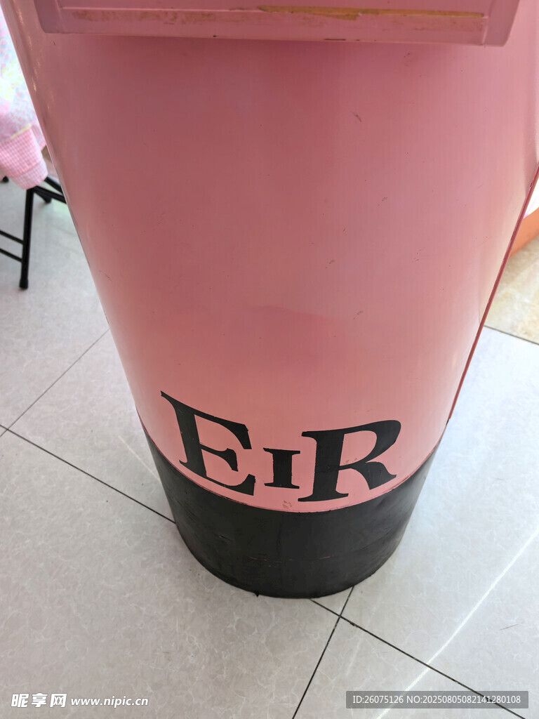 粉色带字母的柱状物体