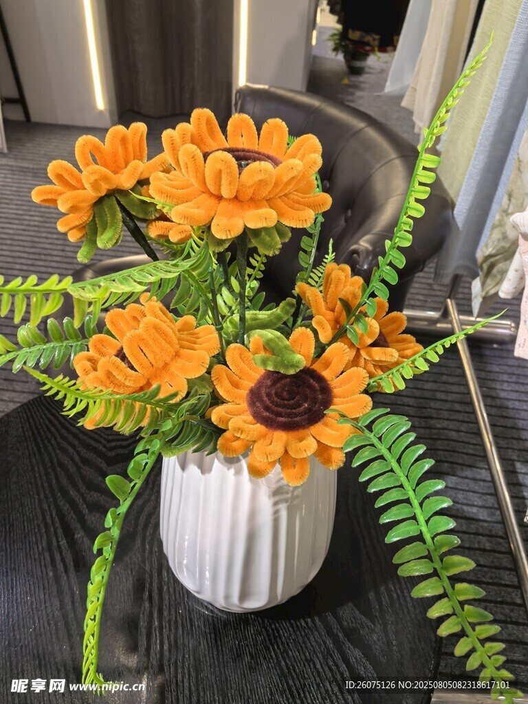 白色花瓶中的工艺向日葵插花