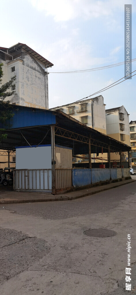 户外蓝顶车棚场景与远处建筑