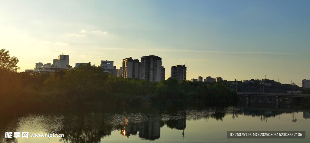 湖畔城市黄昏美景