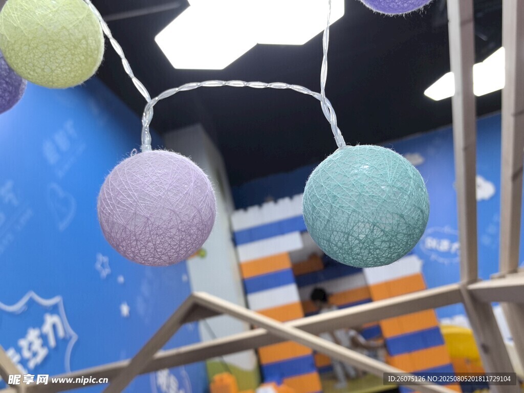 彩色球形串灯装饰室内场景