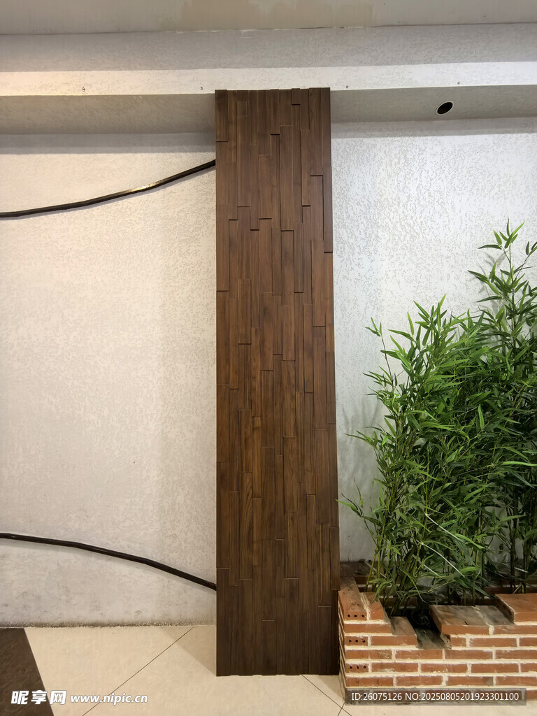 室内绿植旁的木质装饰柱