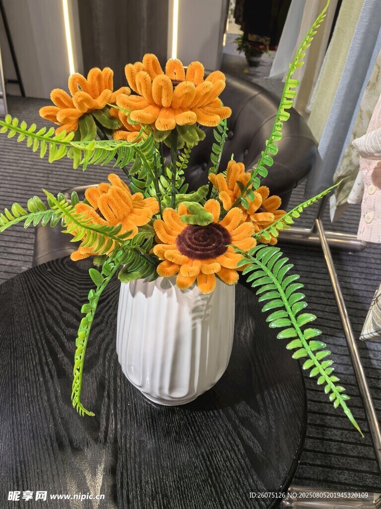 白色花瓶中的工艺向日葵插花
