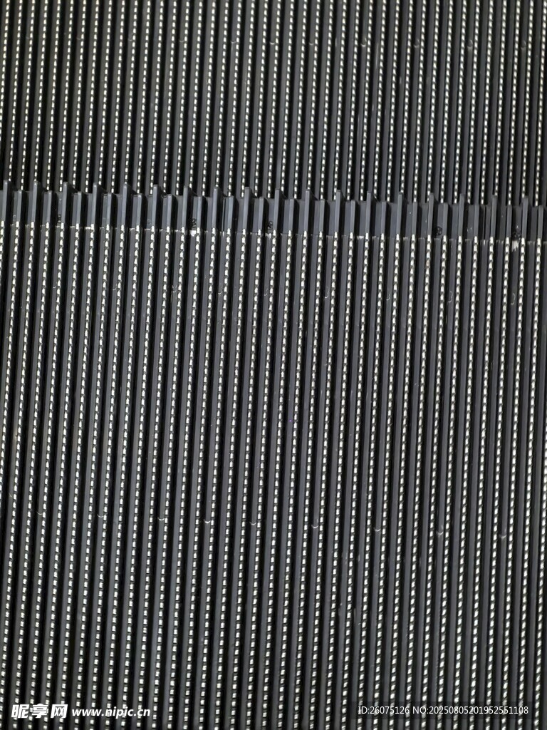 黑色金属纹理的电梯阶梯特写