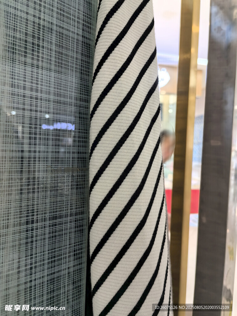 方格透明玻璃与黑白条纹面料展示