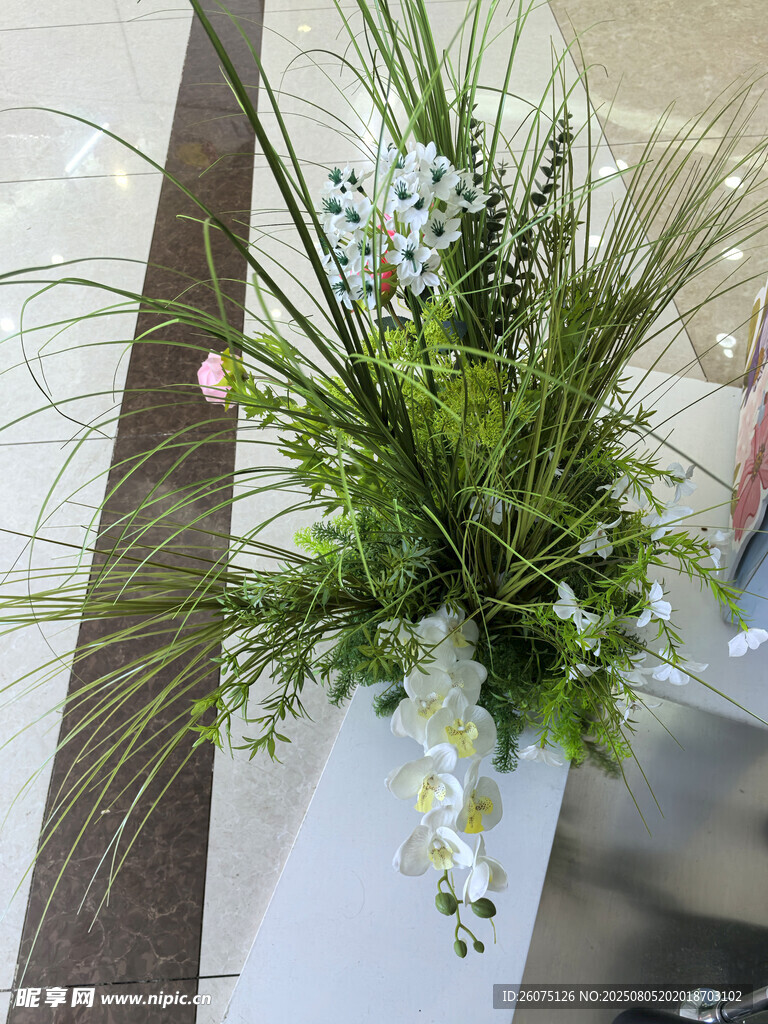 白色花瓶中的清新仿真绿植花卉