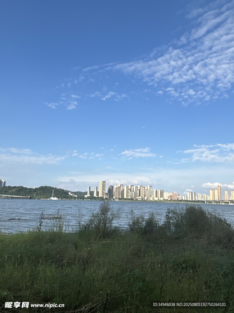 河畔城市风光远眺