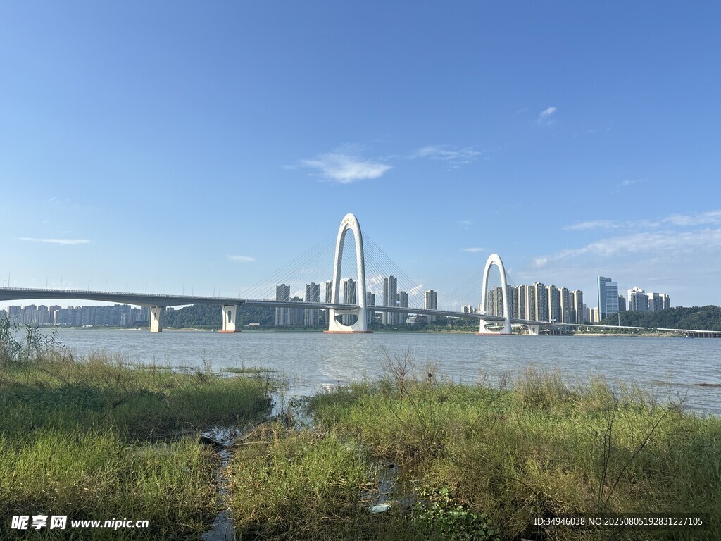 河畔城市风光与桥梁美景