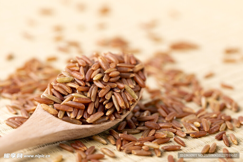 木勺上的亚麻籽