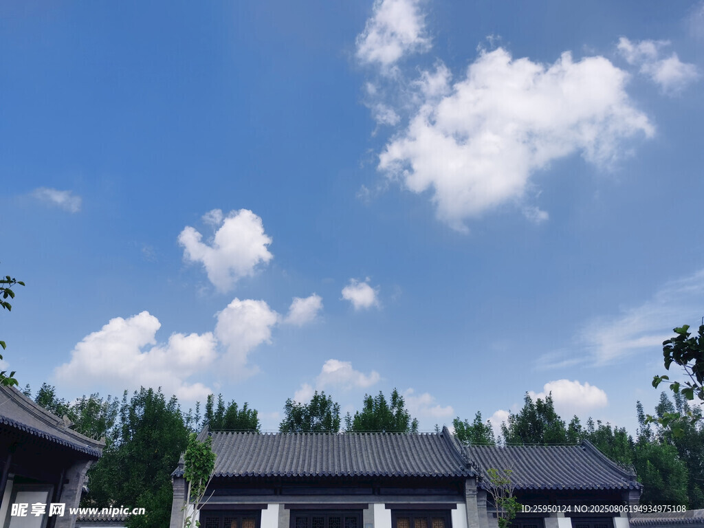 蓝天白云下的中式民居
