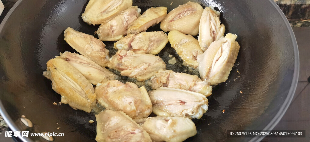 锅中烹饪的美味鸡翅
