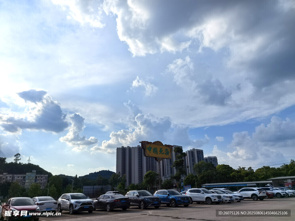 停车场上的蓝天白云建筑