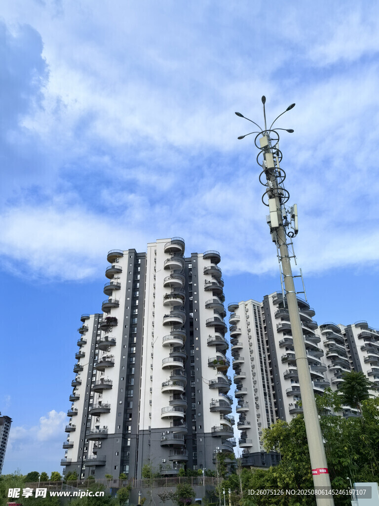 城市高楼与独特通讯塔景观