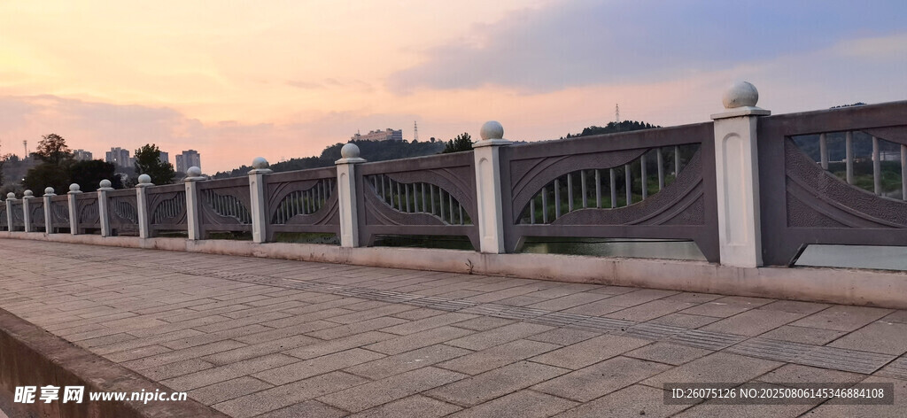 黄昏下的河畔人行道景观