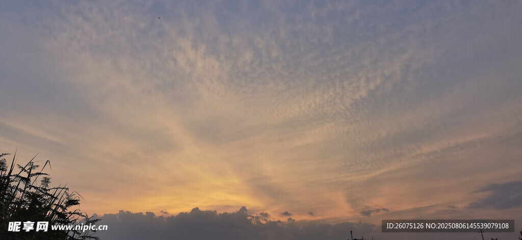 日落时分的绚烂天空
