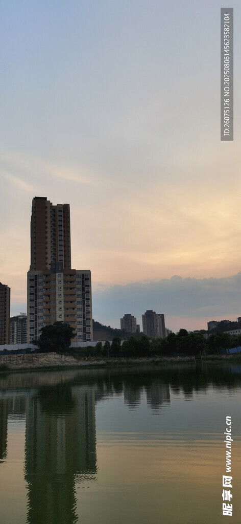 城市河畔黄昏高楼倒影
